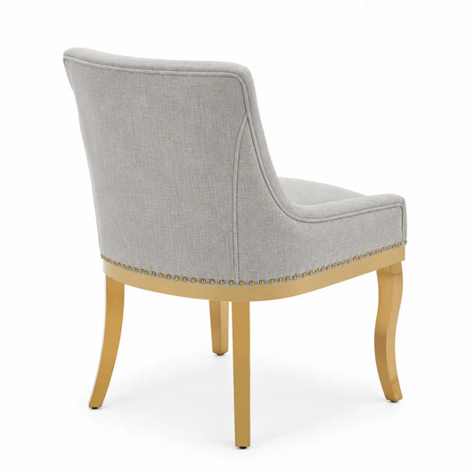 Chaise en bois avec tissu gris et pieds dorés